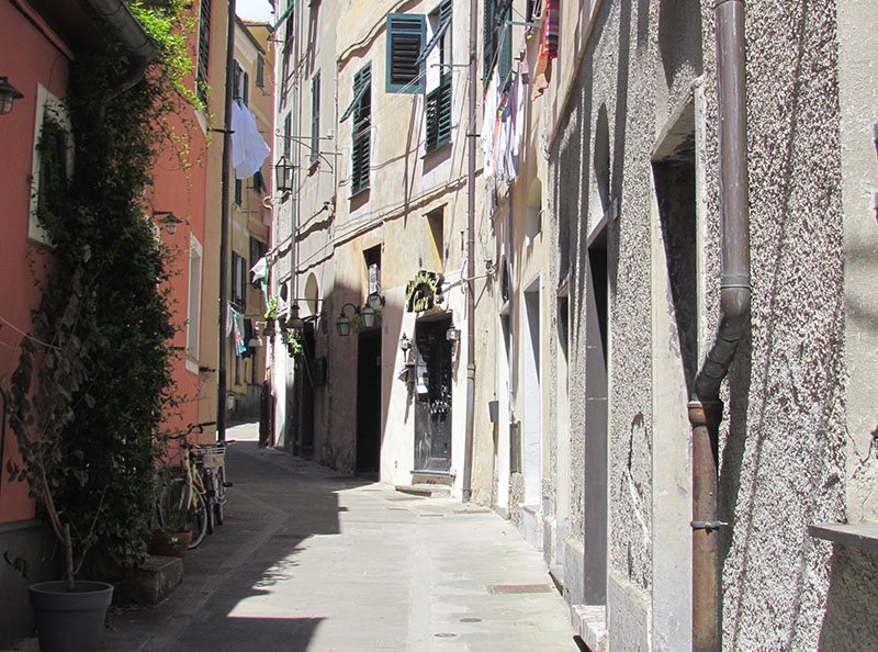 via-guani-palazzo-delle-sirene-levanto-cinque-terre